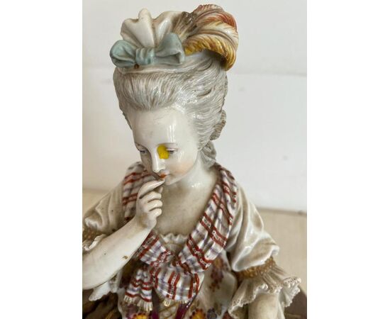 Statuina in porcellana raffigurante nobile donna settecentesca