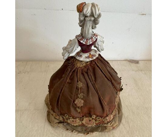 Porcelain figurine depicting a lady     
