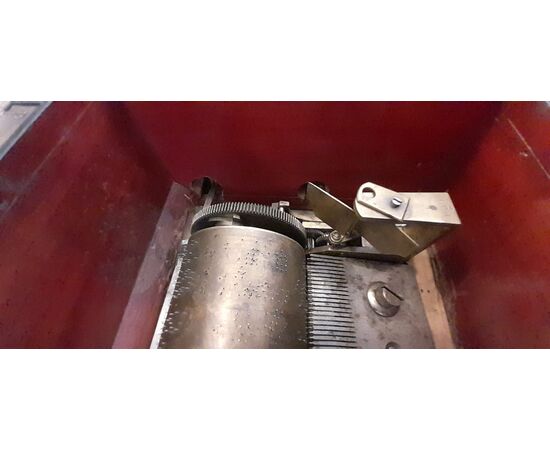 Carillon funzionante con cassa armonica dipinta e intarsiata