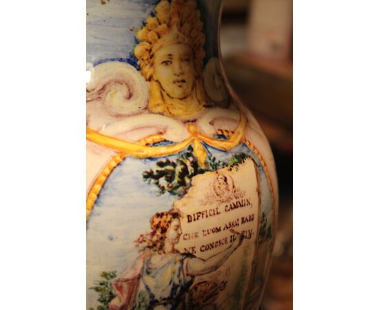 Coppia di vasi in maiolica raffinatamente decorati con allegorie delle Arti