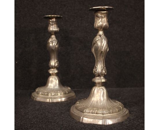 Coppia di candelabri italiani in metallo argentato del XX secolo