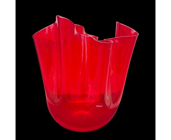 Fazzoletto in vetro rosso soffiato.Modello di Fulvio Bianconi.Venini