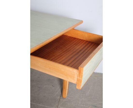 Tavolo vintage modernariato anni 60 con piano millerighe verde e inserti a treccia. Mis 142 x 82