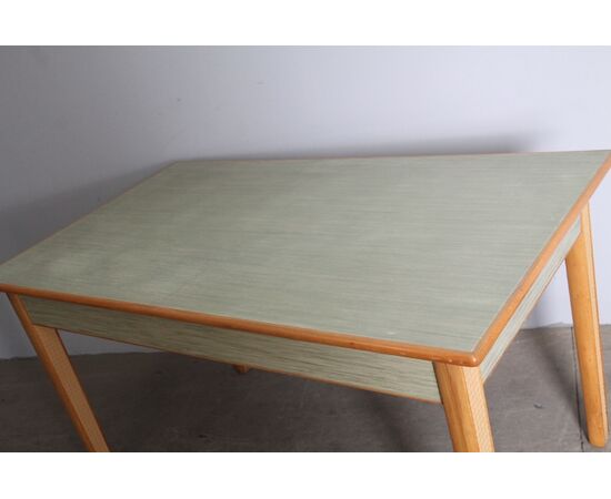 Tavolo vintage modernariato anni 60 con piano millerighe verde e inserti a treccia. Mis 142 x 82