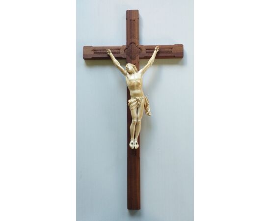 Crucifix in ivory     