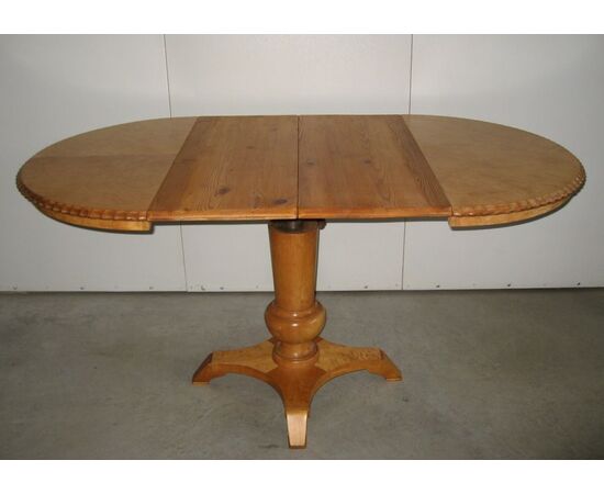 Tavolo tondo in legno di betulla allungabile. Epoca inizi del 1900. 