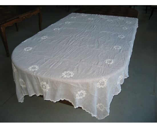 ancient tablecloth in white cotton with crochet inlays. Cod. 2054