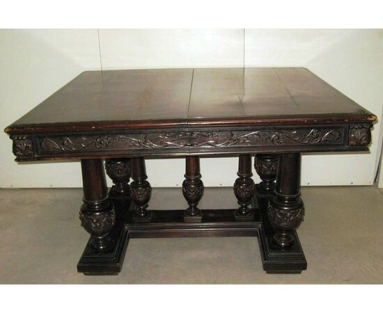 Neo-Renaissance extendable rectangular antique table. Early 1900s     