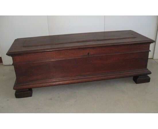 Antique chest in walnut. Period 1600. Bologna.     