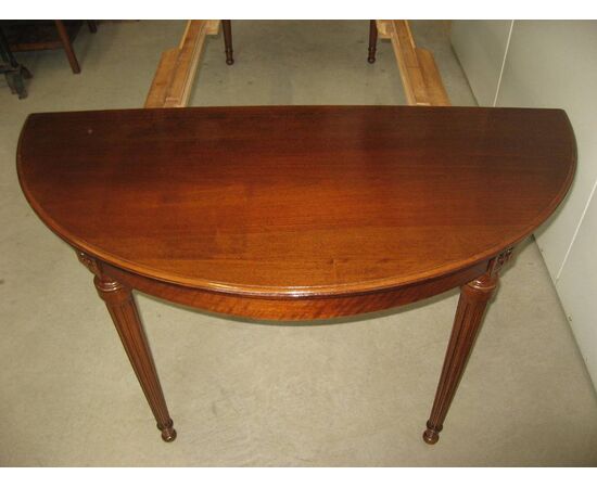 Oval table in antique walnut, extendable. Late 1800s.     