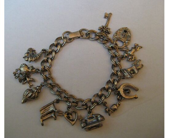 American costume jewelry bracelet with Charms - Article 1598/01