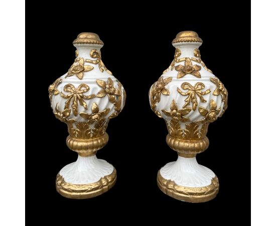 Coppia di grandi lampade in maiolica con parti in rilievo dorate a freddo con motivi a festoni,floreali e doppio medaglione.Toscana.
