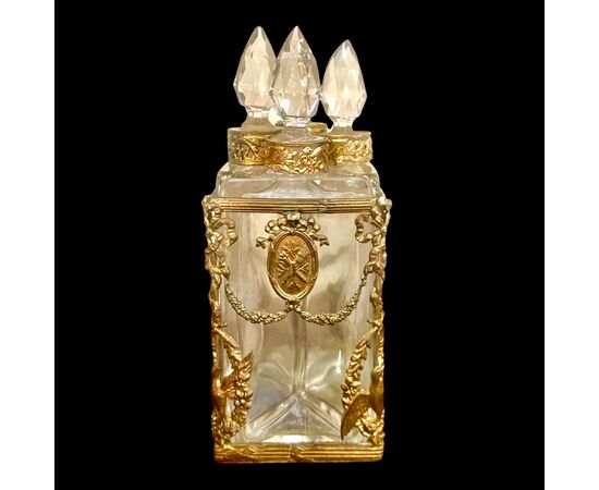 Portaprofumo in ottone e cristallo con motivi a festoni,vegetali e medaglioni con trofei.Francia.Periodo Impero.