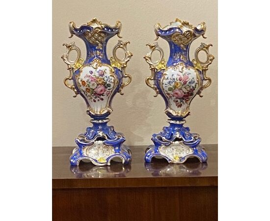 Coppia di vasi francesi in porcellana