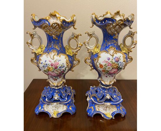 Coppia di vasi francesi in porcellana