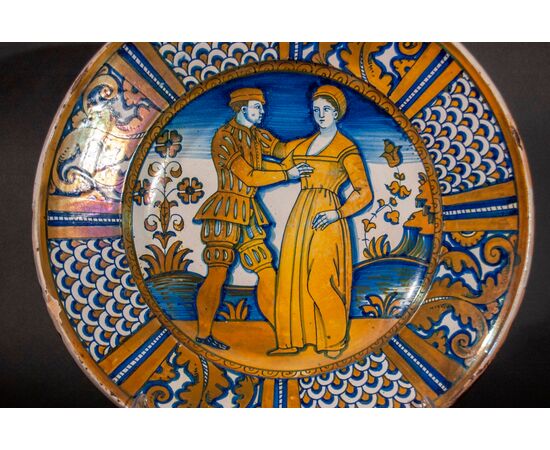 Deruta, 16th century, Luster plate depicting an engagement     