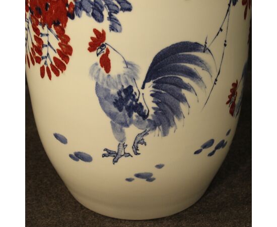 Vaso cinese in ceramica dipinta con galli e decori floreali