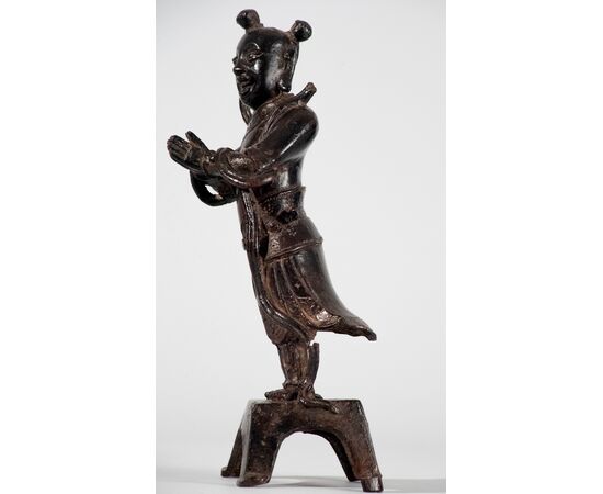 Cina, Tardo Ming (XVII secolo), Coppia di Figure in bronzo a patina nera