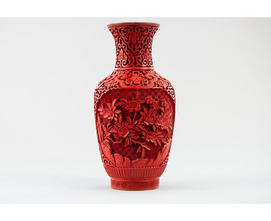 China (Quing Dynasty, Late 19th century), Antique vase in cinnabar lacquer with relief decoration with floral motif     