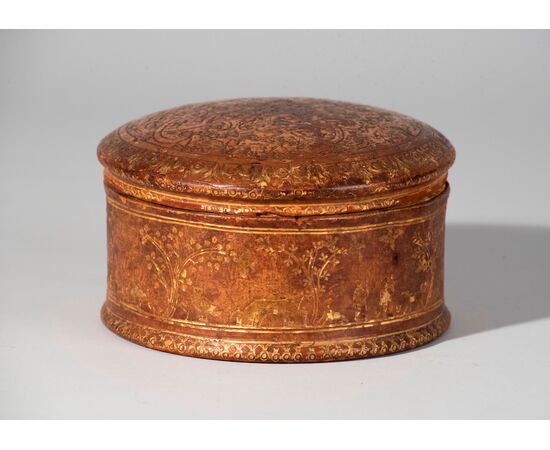 Venice, (Late 18th century - Early 19th century), Round box for tobacco, leather and poor art     