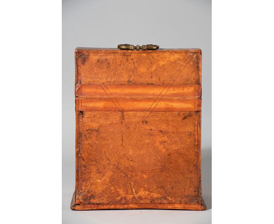 Venice (Late 18th century - Early 19th century), Gilded leather case with noble coat of arms     