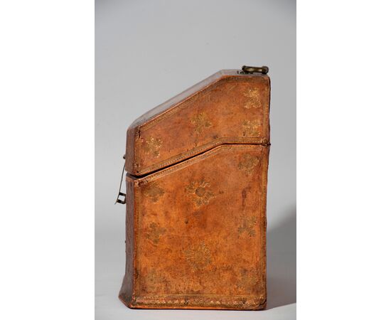 Venice (Late 18th century - Early 19th century), Gilded leather case with noble coat of arms     