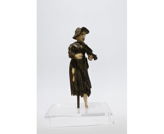 Manifattura tedesca, Inizio del XIX Secolo, Mendicante con tromba in legno, osso e base in plexiglass trasparente