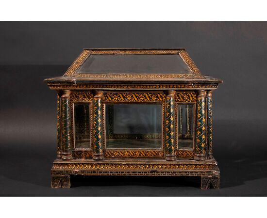 Venice, Late 16th Century, Lacquered and gilded wooden jewelery box     