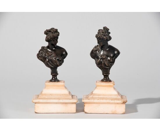 Scuola Francese, XVIII secolo, Coppia piccoli busti femminili, bronzo con piedistallo in marmo