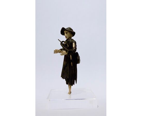 Manifattura tedesca, Inizio del XIX Secolo, Mendicante con tromba in legno, osso e base in plexiglass trasparente