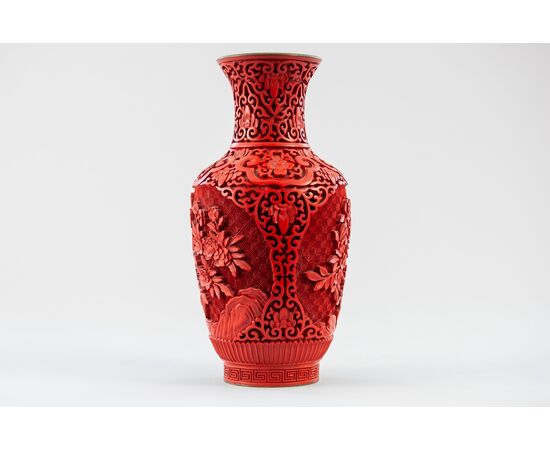 China (Quing Dynasty, Late 19th century), Antique vase in cinnabar lacquer with relief decoration with floral motif     