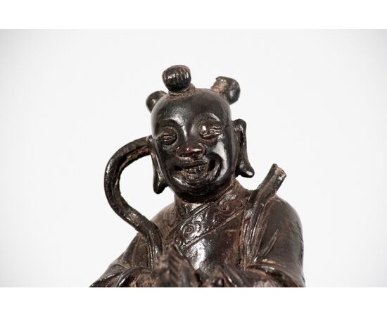 Cina, Tardo Ming (XVII secolo), Coppia di Figure in bronzo a patina nera