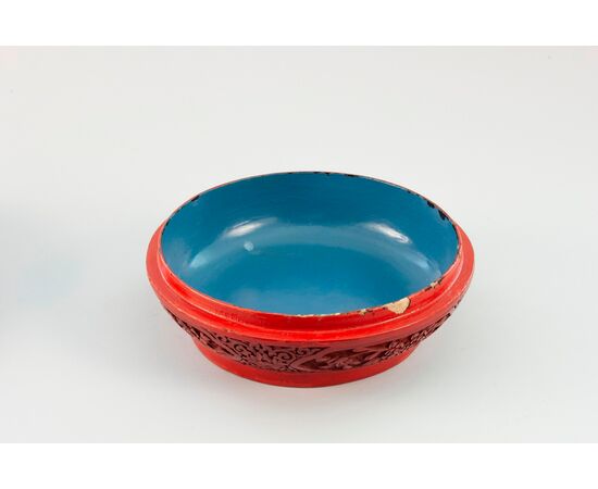 China, (Qing dynasty, 19th Century), Jewelery box with lid, cinnabar and blue lacquer on a carved wooden base     