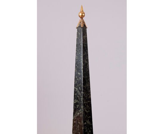 Roma, XVIII Secolo, Coppia di obelischi  Marmi policromi con struttura di base e corona di foglioline lanceolate.