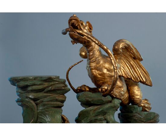Roma, Fine XVIII Secolo, Reggivaso orientale con drago dorato (probabilmente Borghese)