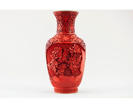 Cina (Dinastia Quing, Fine XIX Secolo), Antico vaso in lacca cinabro con decorazione a rilievo con motivo floreale