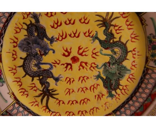 Antico piatto cinese in porcellana riccamente decorato con draghi