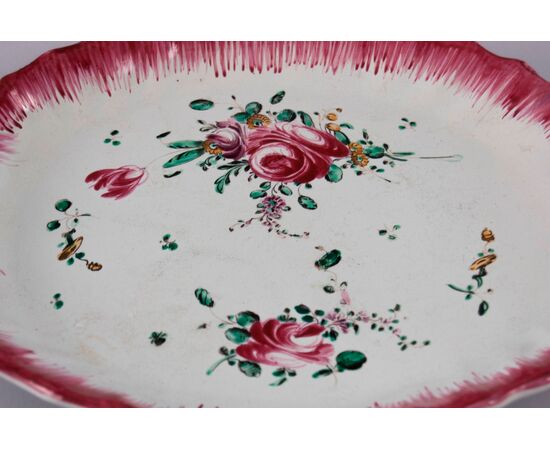 Pesaro (XVIII Century), Rose tray in polychrome majolica     