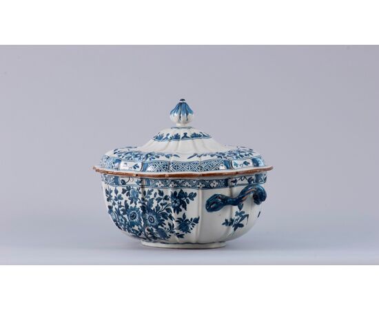 Pesaro (18th century), Tureen with bunch, blue monochrome majolica with inscription &quot;DC&quot;     