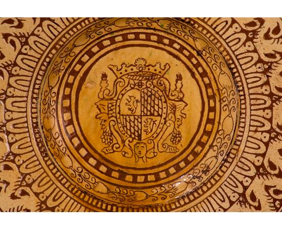 Ferrara, XV secolo, Piatto da parata a sgraffio con stemma signorile, maiolica policroma