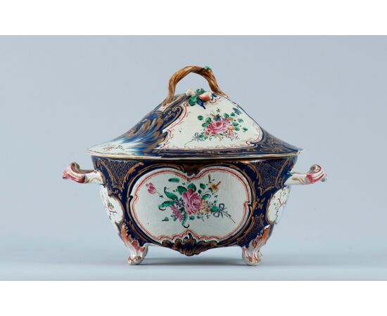 Casali e Callegari (Pesaro, 1787), Rocaille soup tureen and tray with bouquets of &quot;rose&quot; flowers within white reserves on a blue and gold background, polychrome majolica     