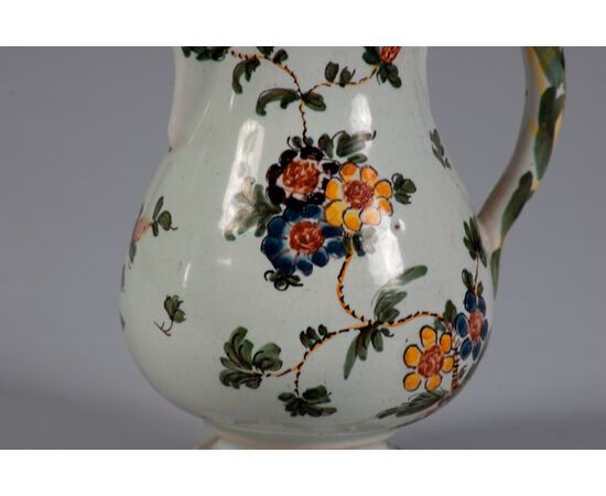 Pesaro (XVIII Century) Heel-shaped coffee pot in polychrome majolica     