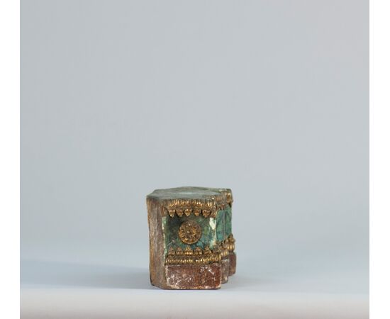 Italia (XVI Secolo) Base in legno laccato a finto marmo con decori in bronzo