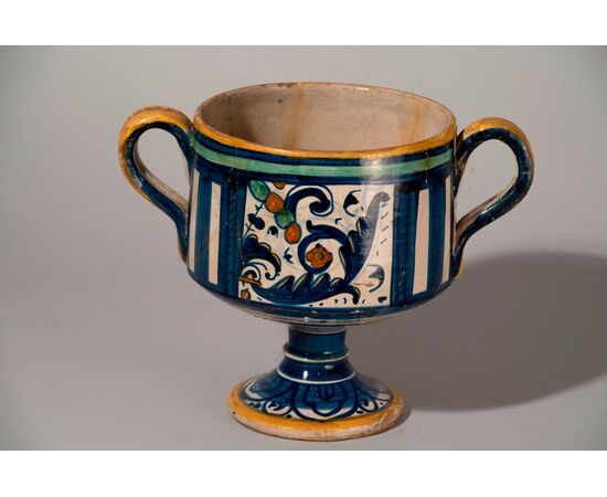 Deruta, 16th century, Biansata cup with floral decoration, polychrome majolica     