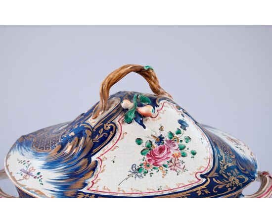 Casali e Callegari (Pesaro, 1787), Rocaille soup tureen and tray with bouquets of &quot;rose&quot; flowers within white reserves on a blue and gold background, polychrome majolica     