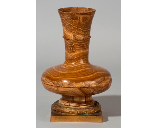 Italy (XVIII - XIX century) Vase with base depicting a laurel wreath, banded alabaster and gilt bronze     