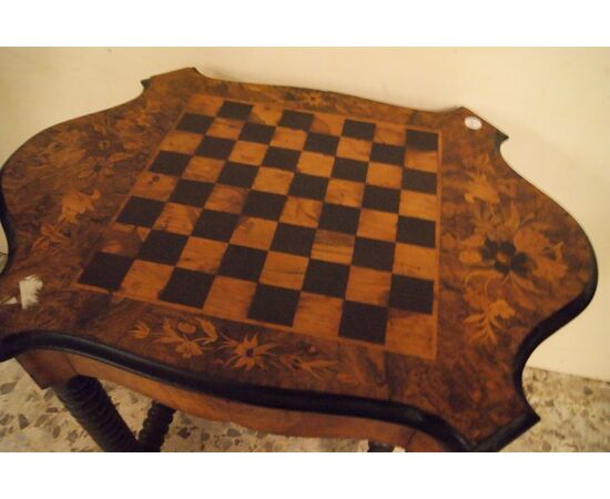 Antique coffee table from the 1800s in briar with checkerboard and floral inlays     