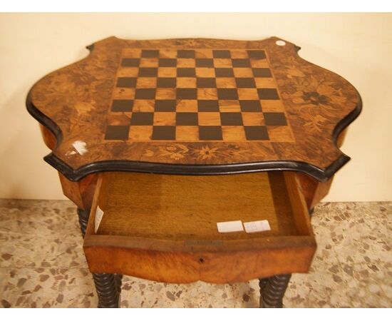 Antique coffee table from the 1800s in briar with checkerboard and floral inlays     