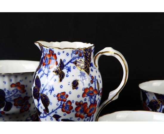 Porcelain tea service consisting of 40 pieces     