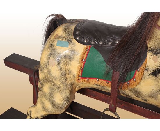 Cavallo a dondolo in legno decorato inglese del 1800